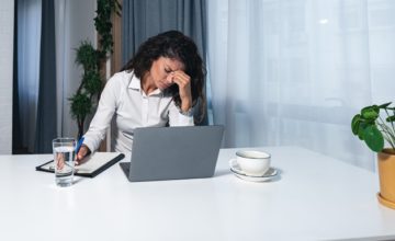 Crise de ansiedade no trabalho: como identificar sintomas e causas?
